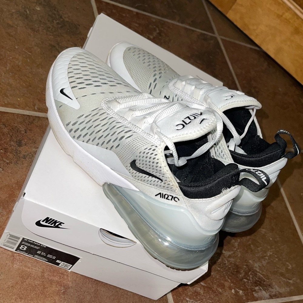 Nike women’s air max 270 size 8